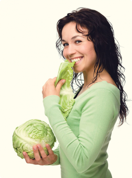 беременная девушка ест капусту