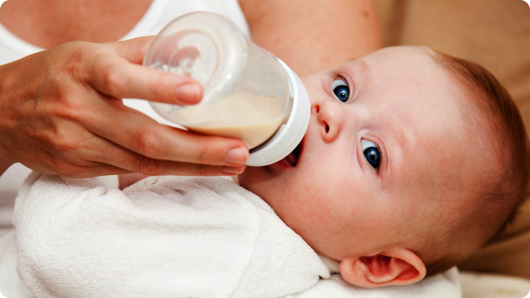 новорожденного кормят из бутылочки