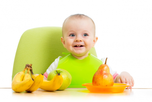 ребенок с фруктами