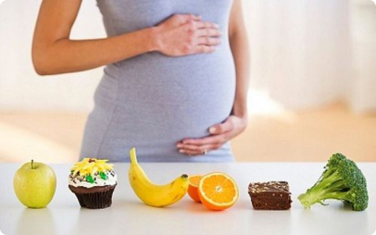 беременная женщина выбирает правильное питание
