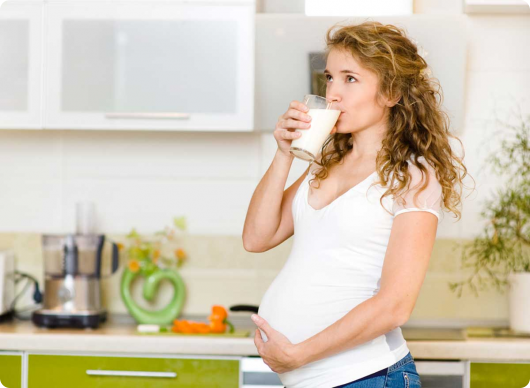 беременная пьет молоко