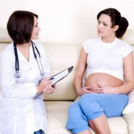 врач осматривает беременную женщину