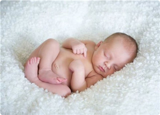 младенец на одеяле