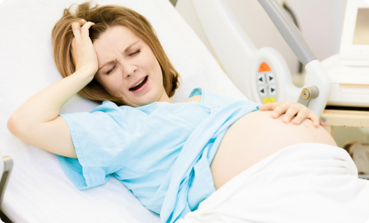 беременная мучается от боли