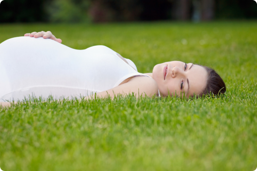 беременная лежит на траве