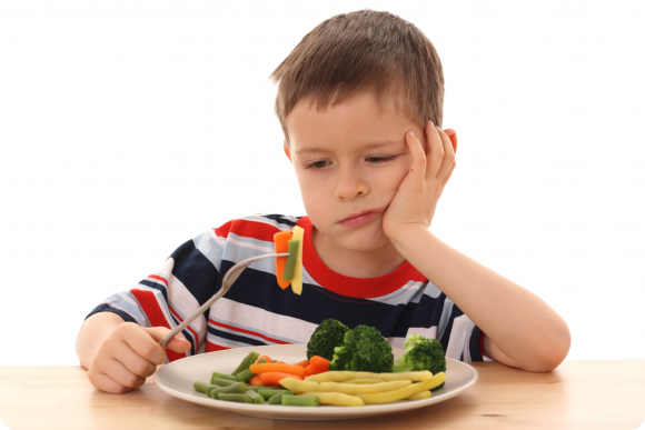 ребенок ест салат